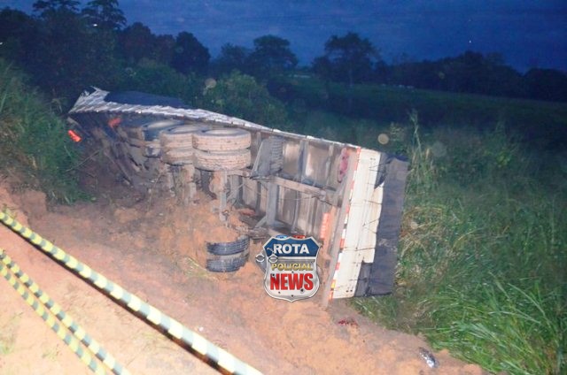 Caminh O Carga T Xica Tomba Na Br E Prf Isola A Rea Rota