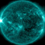 Uma imagem do sol em ultravioleta mostrando a erupção solar que ocorreu na véspera de Ano Novo e está prestes a atingir a Terra (Imagem: NOAA)